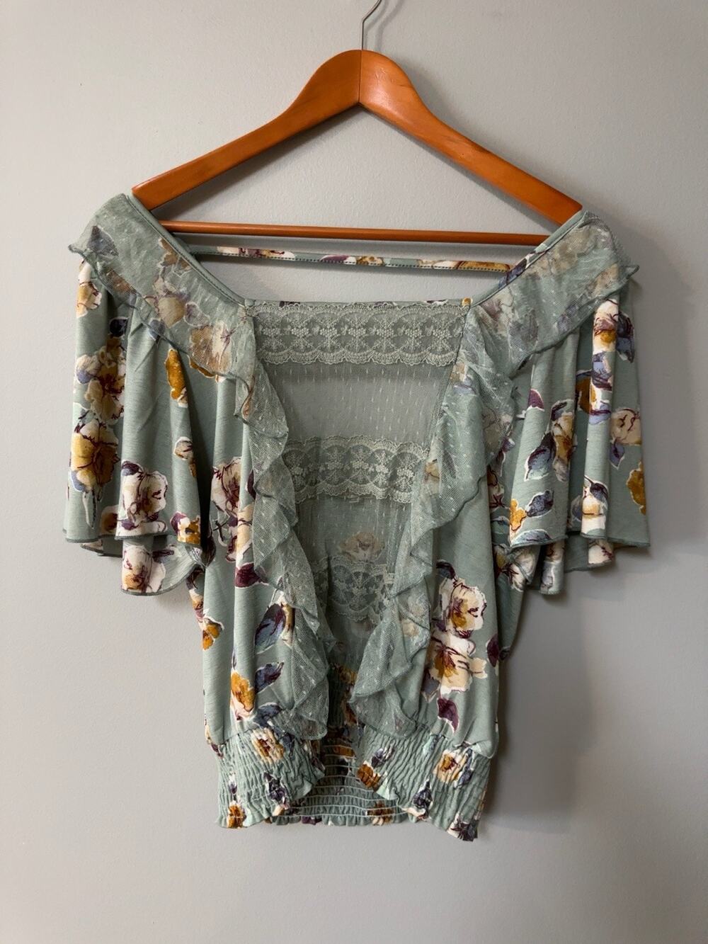Gimmicks by BKE Womens M Floral Boho Peasant Top Sage Lace Ruffle Cottagecore